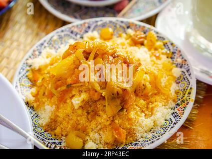 Nahaufnahme eines marokkanischen Couscous-Gerichts auf dem Esstisch eines Restaurants in Marrakesch Stockfoto