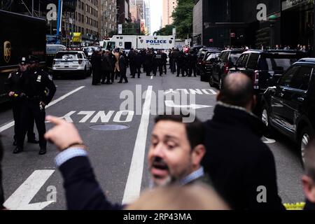 (181024) -- NEW YORK, 24. Oktober 2018 -- Polizeibeamte werden am 24. Oktober 2018 außerhalb des Time Warner Center gesehen, wo das CNN seinen Sitz in New York hat. Am Mittwoch wurde in den New Yorker Büros des US-Nachrichtensenders CNN ein verdächtiges Paket gefunden, das eine Evakuierung des Gebäudes veranlasste. ) U.S.-NEW YORK-CNN-VERDÄCHTIGES PAKET LIXMUZI PUBLICATIONXNOTXINXCHN Stockfoto