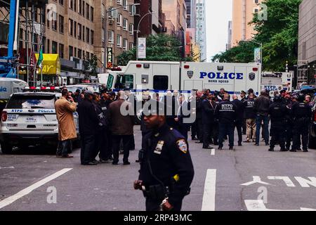 (181024) -- NEW YORK, 24. Oktober 2018 -- Polizeibeamte werden am 24. Oktober 2018 außerhalb des Time Warner Center gesehen, wo das CNN seinen Sitz in New York hat. Am Mittwoch wurde in den New Yorker Büros des US-Nachrichtensenders CNN ein verdächtiges Paket gefunden, das eine Evakuierung des Gebäudes veranlasste. ) U.S.-NEW YORK-CNN-VERDÄCHTIGES PAKET LIXMUZI PUBLICATIONXNOTXINXCHN Stockfoto