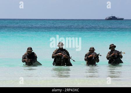 (181025) -- BORACAY ISLAND, 25. Oktober 2018 -- Polizisten der Philippine National Police (PNP) Maritime Group nehmen am 25. Oktober 2018 an einer Demonstration der Sicherheitskräfte entlang des Strandes auf Boracay Island, Philippinen, Teil. Die weltberühmte Boracay Resort Insel auf den Philippinen wird am 26. Oktober wieder eröffnet. )(yy) PHILIPPINEN-BORACAY INSEL-SICHERHEITSFÄHIGKEITSDEMONSTRATION ROUELLExUMALI PUBLICATIONxNOTxINxCHN Stockfoto