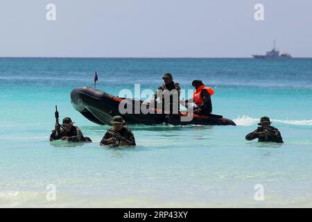 (181025) -- BORACAY ISLAND, 25. Oktober 2018 -- Polizisten der Philippine National Police (PNP) Maritime Group nehmen am 25. Oktober 2018 an einer Demonstration der Sicherheitskräfte entlang des Strandes auf Boracay Island, Philippinen, Teil. Die weltberühmte Boracay Resort Insel auf den Philippinen wird am 26. Oktober wieder eröffnet. )(yy) PHILIPPINEN-BORACAY INSEL-SICHERHEITSFÄHIGKEITSDEMONSTRATION ROUELLExUMALI PUBLICATIONxNOTxINxCHN Stockfoto