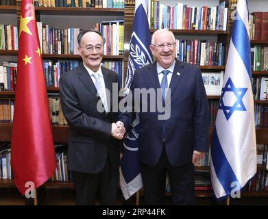 (181025) -- JERUSALEM, 25. Oktober 2018 -- Chinas Vizepräsident Wang Qishan trifft sich am 24. Oktober 2018 mit dem israelischen Präsidenten Reuven Rivlin in Jerusalem. Wang besuchte Israel vom 22. Oktober bis zum 25. Oktober auf Einladung des israelischen Premierministers Benjamin Netanjahu. )(wsw) CHINA-ISRAEL-WANG QISHAN-VISIT PangxXinglei PUBLICATIONxNOTxINxCHN Stockfoto