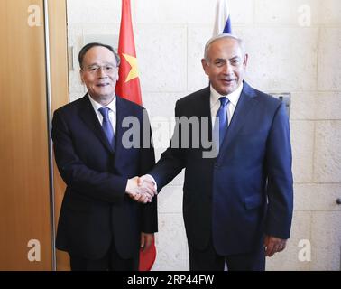 (181025) -- JERUSALEM, 25. Oktober 2018 -- Chinas Vizepräsident Wang Qishan trifft sich am 24. Oktober 2018 in Jerusalem mit dem israelischen Premierminister Benjamin Netanjahu. Wang besuchte Israel vom 22. Oktober bis zum 25. Oktober auf Einladung des israelischen Premierministers Benjamin Netanjahu. )(wsw) CHINA-ISRAEL-WANG QISHAN-VISIT PangxXinglei PUBLICATIONxNOTxINxCHN Stockfoto