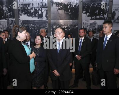 (181025) -- JERUSALEM, 25. Oktober 2018 -- Chinas Vizepräsident Wang Qishan besucht das Yad Vashem, das World Holocaust Remembrance Center, am 24. Oktober 2018 in Jerusalem. Wang besuchte Israel vom 22. Oktober bis zum 25. Oktober auf Einladung des israelischen Premierministers Benjamin Netanjahu. )(wsw) CHINA-ISRAEL-WANG QISHAN-VISIT PangxXinglei PUBLICATIONxNOTxINxCHN Stockfoto