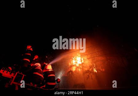 (181026) -- , Oktober 26, 2018 -- Feuerwehrleute versuchen, ein Feuer in der Stadt Hlaingthaya in Myanmar am 26. Oktober 2018 zu löschen. Am späten Donnerstag brach in der Fabrik von AA Electronics in der Stadt Hlaingthaya in Myanmar ein riesiges Feuer aus. U Aung) (yk) MYANMAR--FIRE yangon PUBLICATIONxNOTxINxCHN Stockfoto