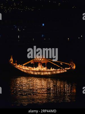 (181026) -- LUANG PRABANG, 26. Oktober 2018 -- Foto aufgenommen am 25. Oktober 2018 zeigt ein leichtes Boot auf dem Fluss nach der Parade während des Boun Lai Heua Fai Festivals in Luang Prabang, Laos. Die jährliche Leichtschiffparade fand am Donnerstag während des Boun Lai Heua Fai Festivals in Luang Prabang statt. (Zxj) LAOS-LUANG PRABANG-LEICHTBOOTPARADE LiuxAilun PUBLICATIONXNOTXINXCHN Stockfoto