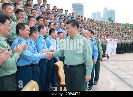 (181026) -- GUANGZHOU, 26. Oktober 2018 -- der chinesische Präsident Xi Jinping, auch Generalsekretär des Zentralkomitees der Kommunistischen Partei Chinas und Vorsitzender der Zentralen Militärkommission, schüttelt die Hände mit Militäroffizieren, während er das Southern Theater Command der Volksbefreiungsarmee vom 25. Oktober 2018 inspiziert. ) (WYO) CHINA-GUANGZHOU-XI JINPING-PLA KOMMANDOKONTROLLE DES SÜDLICHEN THEATERS (CN) LIXGANG PUBLICATIONXNOTXINXCHN Stockfoto