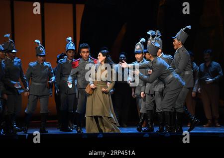 (181026) -- XI AN, 26. Oktober 2018 -- Schauspieler treten während einer Probe für die Oper Carmen im Shaanxi Opera House in Xi an, Provinz Shaanxi im Nordwesten Chinas, 24. Oktober 2018 auf. Die Oper Carmen wurde hier am Freitag inszeniert. )(mcg) CHINA-XI AN-OPERA CARMEN (CN) LixYibo PUBLICATIONxNOTxINxCHN Stockfoto