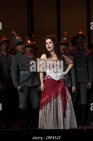 (181026) -- XI AN, 26. Oktober 2018 -- Schauspielerin Jolana Fogasova tritt während einer Probe für die Oper Carmen im Shaanxi Opera House in Xi an, Provinz Shaanxi im Nordwesten Chinas, 24. Oktober 2018 auf. Die Oper Carmen wurde hier am Freitag inszeniert. )(mcg) CHINA-XI AN-OPERA CARMEN (CN) LixYibo PUBLICATIONxNOTxINxCHN Stockfoto