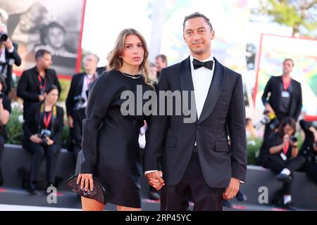 VENEDIG, ITALIEN - AUGUST 30: Jonas Carpignano (R), Juryvorsitzender der Orizzonti-Jury, und ein Gast besuchen den ersten roten Teppich beim 80. Internationalen Heimspiel von Venedig Stockfoto