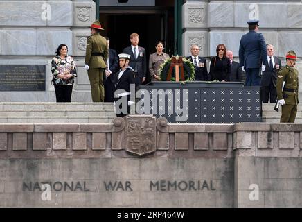 (181028) -- WELLINGTON, 28. Oktober 2018 -- der britische Prinz Harry (C-L), Duke of Sussex und seine Frau Meghan (C-R), Herzogin von Sussex, nehmen an einer Zeremonie im Pukeahu National war Memorial Park in Wellington, Neuseeland, 28. Oktober 2018 Teil. Das königliche Paar begann am Sonntag den viertägigen Besuch in Neuseeland. )(zhf) NEUSEELAND-WELLINGTON-BRITAIN-HARRY-MEGHAN-VISIT GuoxLei PUBLICATIONxNOTxINxCHN Stockfoto