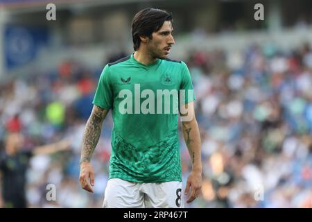 Sandro TONALi erwärmt sich, bevor er im AMEX Stadium für Newcastle United antritt Stockfoto