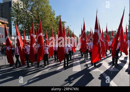 (181029) -- ANKARA, 29. Oktober 2018 -- das türkische Volk marschiert während einer Parade, um den Tag der Republik in Ankara, Türkei, am 29. Oktober 2018 zu feiern. Die Türkei feierte am Montag ihren Tag der Republik anlässlich des 95. Jahrestages der Gründung der Republik Türkei. TÜRKEI-ANKARA-REPUBLIK-FEIERTAG MustafaxKaya PUBLICATIONxNOTxINxCHN Stockfoto