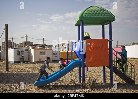 (181030) -- SARPOL-E ZAHAB(IRAN) , 30. Oktober 2018 -- Kinder spielen in einem Lager nach fast einem Jahr des schmerzhaften Erdbebens in Sarpol-e Zahab, Iran, am 29. Oktober 2018. Das Erdbeben der Stärke 7,3 traf die Provinz Kermanshah am 12. November 2017, wobei Hunderte von Menschen getötet wurden. ) (yy) IRAN-SARPOL-E ZAHAB-LEBEN NACH ERDBEBEN AhmadxHalabisaz PUBLICATIONxNOTxINxCHN Stockfoto