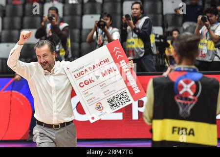 Jakarta, Indonesien. September 2023. Der Cheftrainer von Lettland Luca Banchi zeigt beim Spiel der zweiten Runde zwischen Brasilien und Lettland beim FIBA World Cup 2023 in Jakarta, Indonesien, 3. September 2023. Quelle: Agung Kuncahya B./Xinhua/Alamy Live News Stockfoto