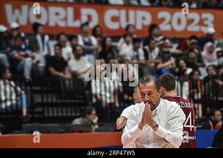 Jakarta, Indonesien. September 2023. Luca Banchi, Cheftrainer von Lettland, reagiert beim Spiel der zweiten Runde zwischen Brasilien und Lettland bei der FIBA-Weltmeisterschaft 2023 in Jakarta, Indonesien, am 3. September 2023. Quelle: Agung Kuncahya B./Xinhua/Alamy Live News Stockfoto