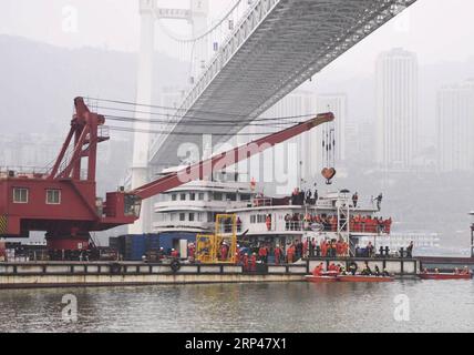 (181030) -- WANZHOU, 30. Oktober 2018 -- Foto aufgenommen am 30. Oktober 2018 zeigt Rettungskräfte, die am Unfallort im Bezirk Wanzhou im südwestchinesischen Chongqing arbeiten. Die Zahl der Toten ist auf drei gestiegen, nachdem ein Bus am Sonntag in Chongqing in den Yangtze-Fluss stürzte. Mit Hilfe von Sonar-Technologie und Unterwasserrobotern wurde der Bus 73 Meter unter Wasser gefunden, so Zhou Dongrong, von Shanghai Salvage Co., einem staatlichen Bergungsunternehmen. Rettungsarbeiten sind noch im Gange. Laut Zhou führen insgesamt 18 professionelle Taucher Bergungsarbeiten durch. )(WSW) CHINA-CHONGQING-BUS CRASH-RES Stockfoto