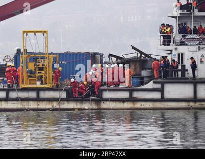 (181030) -- WANZHOU, 30. Oktober 2018 -- Foto aufgenommen am 30. Oktober 2018 zeigt Rettungskräfte, die am Unfallort im Bezirk Wanzhou im südwestchinesischen Chongqing arbeiten. Die Zahl der Toten ist auf drei gestiegen, nachdem ein Bus am Sonntag in Chongqing in den Yangtze-Fluss stürzte. Mit Hilfe von Sonar-Technologie und Unterwasserrobotern wurde der Bus 73 Meter unter Wasser gefunden, so Zhou Dongrong, von Shanghai Salvage Co., einem staatlichen Bergungsunternehmen. Rettungsarbeiten sind noch im Gange. Laut Zhou führen insgesamt 18 professionelle Taucher Bergungsarbeiten durch. )(WSW) CHINA-CHONGQING-BUS CRASH-RES Stockfoto