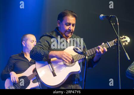 (181030) -- BUDAPEST, 30. Oktober 2018 -- Ein Mitglied von Gipsy Kings spielt Gitarre während des Konzerts in Budapest, Ungarn, am 29. Oktober 2018. )(zhf) UNGARN-BUDAPEST-GIPSY KINGS-KONZERT AttilaxVolgyi PUBLICATIONxNOTxINxCHN Stockfoto