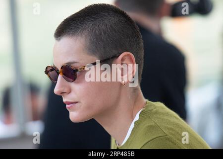 Venedig, Italien. September 2023. Emma Corrin, die am 3. September 2023 während des 80. Filmfestivals in Venedig (Mostra) im Casino ankommt. Foto von Aurore Marechal/ABACAPRESS.COM Credit: Abaca Press/Alamy Live News Stockfoto