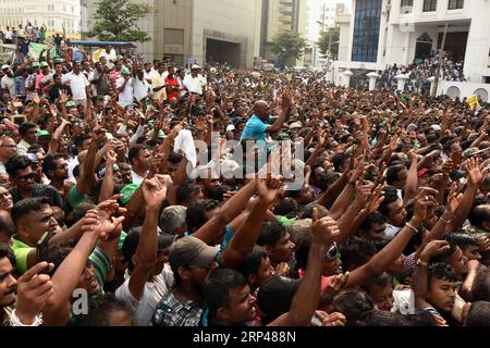 (181030) -- COLOMBO, 30. Oktober 2018 -- Menschen nehmen am 30. Oktober 2018 an einem Protest in Colombo, Sri Lanka, Teil. Zehntausende Menschen versammelten sich am Dienstag in der Hauptstadt von Sri Lanka, um Präsident Maithripala Sirisena zu drängen, das parlament einzuberufen.) (hy) SRI LANKA-COLOMBO-PROTEST GayanxSameera PUBLICATIONxNOTxINxCHN Stockfoto