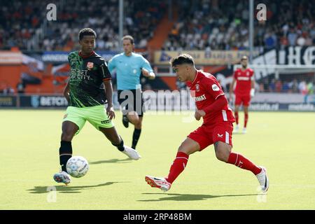 VOLENDAM - (l-r) Brian Plat vom FC Volendam, Manfred Ugalde vom FC Twente während des niederländischen Eredivisie-Spiels zwischen dem FC Volendam und dem FC Twente im Kras-Stadion am 3. September 2023 in Volendam, Niederlande. ANP BART STOUTJESDYK Stockfoto