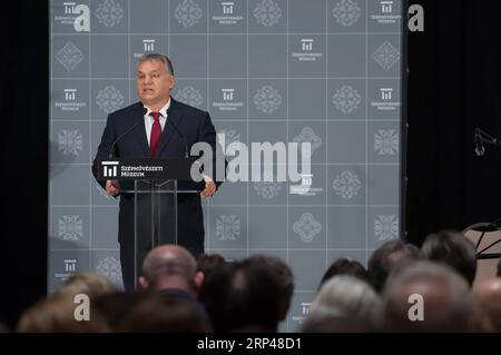 (181030) -- BUDAPEST, 30. Oktober 2018 -- der ungarische Premierminister Viktor Orban hält eine Rede bei der Eröffnungszeremonie des renovierten Museums der Schönen Künste in der Innenstadt von Budapest, Ungarn, am 30. Oktober 2018. Nach dreijähriger Renovierung eröffnete das Ungarische Museum der Schönen Künste am Dienstag mit einer Zeremonie, an der zahlreiche Würdenträger teilnahmen, darunter auch der ungarische Premierminister Viktor Orban. UNGARN-BUDAPEST-ART MUSEUM-WIEDERERÖFFNUNG AttilaxVolgyi PUBLICATIONxNOTxINxCHN Stockfoto