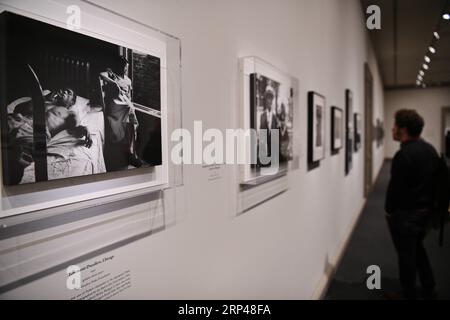 (181030) -- WASHINGTON, 30. Oktober 2018 -- Ein Besucher betrachtet Kunstwerke während einer Vorschau der Ausstellung Gordon Parks: The New Tide, frühe Arbeit 1940-1950 in der National Gallery of Art in Washington D.C., USA, am 30. Oktober 2018. Die Ausstellung, die 150 Fotografien und Ephemeren zusammenbringt, konzentriert sich auf das prägende Jahrzehnt der 60-jährigen Karriere des amerikanischen Fotografen. Sie wird vom 4. November 2018 bis 18. Februar 2019 für die Öffentlichkeit zugänglich gemacht. ) U.S.-WASHINGTON D.C.-EXHIBITION-GORDON PARKS LIUXJIE PUBLICATIONXNOTXINXCHN Stockfoto