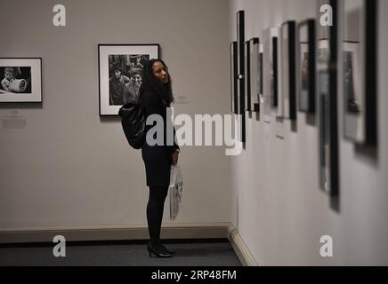 (181030) -- WASHINGTON, 30. Oktober 2018 -- Ein Besucher betrachtet Kunstwerke während einer Vorschau der Ausstellung Gordon Parks: The New Tide, frühe Arbeit 1940-1950 in der National Gallery of Art in Washington D.C., USA, am 30. Oktober 2018. Die Ausstellung, die 150 Fotografien und Ephemeren zusammenbringt, konzentriert sich auf das prägende Jahrzehnt der 60-jährigen Karriere des amerikanischen Fotografen. Sie wird vom 4. November 2018 bis 18. Februar 2019 für die Öffentlichkeit zugänglich gemacht. ) U.S.-WASHINGTON D.C.-EXHIBITION-GORDON PARKS LIUXJIE PUBLICATIONXNOTXINXCHN Stockfoto