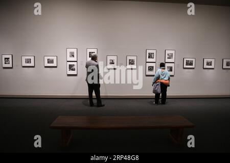 (181030) -- WASHINGTON, 30. Oktober 2018 -- Besucher sehen Kunstwerke während einer Vorschau der Ausstellung Gordon Parks: The New Tide, frühe Arbeit 1940-1950 in der National Gallery of Art in Washington D.C., USA, am 30. Oktober 2018. Die Ausstellung, die 150 Fotografien und Ephemeren zusammenbringt, konzentriert sich auf das prägende Jahrzehnt der 60-jährigen Karriere des amerikanischen Fotografen. Sie wird vom 4. November 2018 bis 18. Februar 2019 für die Öffentlichkeit zugänglich gemacht. ) U.S.-WASHINGTON D.C.-EXHIBITION-GORDON PARKS LIUXJIE PUBLICATIONXNOTXINXCHN Stockfoto