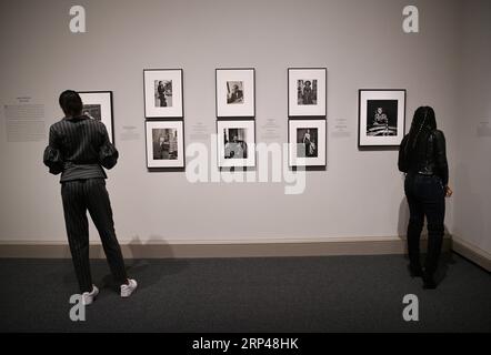 (181030) -- WASHINGTON, 30. Oktober 2018 -- Besucher sehen Kunstwerke während einer Vorschau der Ausstellung Gordon Parks: The New Tide, frühe Arbeit 1940-1950 in der National Gallery of Art in Washington D.C., USA, am 30. Oktober 2018. Die Ausstellung, die 150 Fotografien und Ephemeren zusammenbringt, konzentriert sich auf das prägende Jahrzehnt der 60-jährigen Karriere des amerikanischen Fotografen. Sie wird vom 4. November 2018 bis 18. Februar 2019 für die Öffentlichkeit zugänglich gemacht. ) U.S.-WASHINGTON D.C.-EXHIBITION-GORDON PARKS LIUXJIE PUBLICATIONXNOTXINXCHN Stockfoto