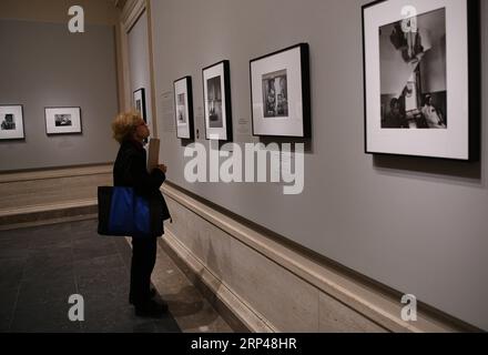 (181030) -- WASHINGTON, 30. Oktober 2018 -- Ein Besucher betrachtet Kunstwerke während einer Vorschau der Ausstellung Gordon Parks: The New Tide, frühe Arbeit 1940-1950 in der National Gallery of Art in Washington D.C., USA, am 30. Oktober 2018. Die Ausstellung, die 150 Fotografien und Ephemeren zusammenbringt, konzentriert sich auf das prägende Jahrzehnt der 60-jährigen Karriere des amerikanischen Fotografen. Sie wird vom 4. November 2018 bis 18. Februar 2019 für die Öffentlichkeit zugänglich gemacht. ) U.S.-WASHINGTON D.C.-EXHIBITION-GORDON PARKS LIUXJIE PUBLICATIONXNOTXINXCHN Stockfoto