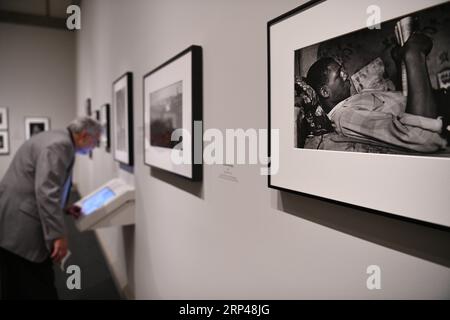 (181030) -- WASHINGTON, 30. Oktober 2018 -- Ein Besucher betrachtet Kunstwerke auf einem Bildschirm während einer Vorschau der Ausstellung Gordon Parks: The New Tide, frühe Arbeit 1940-1950 in der National Gallery of Art in Washington D.C., USA, am 30. Oktober 2018. Die Ausstellung, die 150 Fotografien und Ephemeren zusammenbringt, konzentriert sich auf das prägende Jahrzehnt der 60-jährigen Karriere des amerikanischen Fotografen. Sie wird vom 4. November 2018 bis 18. Februar 2019 für die Öffentlichkeit zugänglich gemacht. ) U.S.-WASHINGTON D.C.-EXHIBITION-GORDON PARKS LIUXJIE PUBLICATIONXNOTXINXCHN Stockfoto