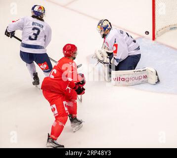 Trinec, Tschechische Republik. September 2023. L-R Dominik Bittner (München), Marko Dano (Trinec) und Torhüter Mathias Niederberger (München) im Einsatz während der Champions Hockey League, Runde 2, gegen HC Ocelari Trinec gegen EHC Red Bull Munchen (München), am 3. September 2023 in Trinec, Tschechische Republik. Quelle: Vladimir Prycek/CTK Photo/Alamy Live News Stockfoto