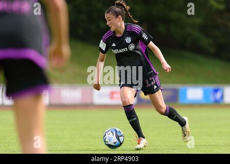 Aschheim, Deutschland. September 2023. Aschheim, 3. September 2023: Antonia Dehm (15 FC Bayern München II) während der 2. Frauenbundesliga-Spiel zwischen dem FC Bayern München II und dem VfL Wolfsburg II im Sportpark Aschheim. (Sven Beyrich/SPP) Credit: SPP Sport Press Photo. Alamy Live News Stockfoto