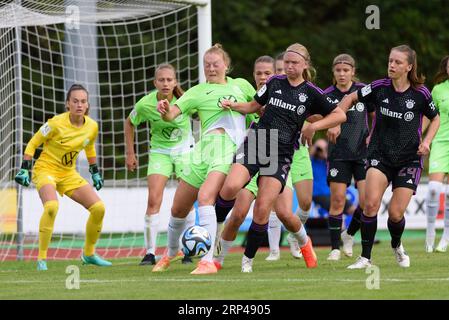 Aschheim, Deutschland. September 2023. Aschheim, 3. September 2023: Allgemeine Szene in der Box während der 2. Frauenbundesliga-Spiel zwischen dem FC Bayern München II und dem VfL Wolfsburg II im Sportpark Aschheim. (Sven Beyrich/SPP) Credit: SPP Sport Press Photo. Alamy Live News Stockfoto