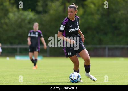 Aschheim, Deutschland. September 2023. Aschheim, 3. September 2023: Carla Schwarz (8 FC Bayern München II) während der 2. Frauenbundesliga-Spiel zwischen dem FC Bayern München II und dem VfL Wolfsburg II im Sportpark Aschheim. (Sven Beyrich/SPP) Credit: SPP Sport Press Photo. Alamy Live News Stockfoto