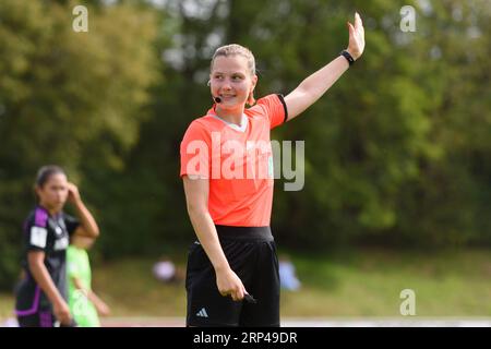 Aschheim, Deutschland. September 2023. Aschheim, 3. September 2023: Schiedsrichterin Selina Menzel während des 2. Frauenbundesliga-Spiel zwischen dem FC Bayern München II und dem VfL Wolfsburg II im Sportpark Aschheim. (Sven Beyrich/SPP) Credit: SPP Sport Press Photo. Alamy Live News Stockfoto