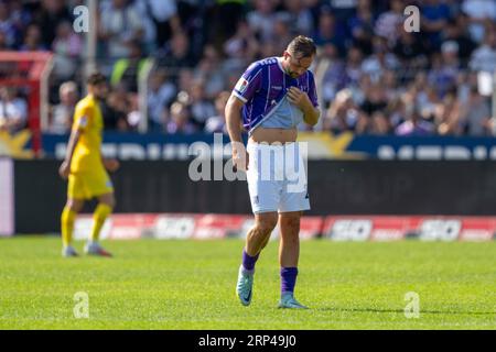 03. September 2023, Niedersachsen, Osnabrück: Fußball: 2. Bundesliga, VfL Osnabrück - SV Elversberg, 5. Spieltag, Stadion an der Bremer Brücke: Osnabrücks John Verhoek zieht sein Trikot enttäuscht an. Foto: David Inderlied/dpa - WICHTIGER HINWEIS: Gemäß den Anforderungen der DFL Deutsche Fußball Liga und des DFB Deutscher Fußball-Bund ist es verboten, im Stadion und/oder des Spiels aufgenommene Fotos in Form von Sequenzbildern und/oder videoähnlichen Fotoserien zu verwenden oder zu verwenden. Stockfoto