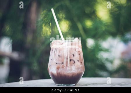 Cooling Cocoa Versuchung: Der erfrischende Geschmack von Iced Chocolate Stockfoto