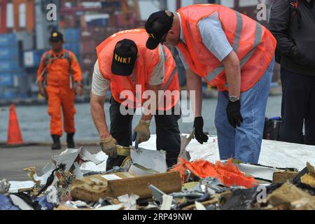 (181101) -- JAKARTA, 1. November 2018 -- das United States National Transportation Safety Board (NTSB) und das indonesische National Transportation Safety Committee (KNKT) überprüfen die Trümmer der abgestürzten Lion Air JT 610 während ihrer Untersuchung des Flugzeugabsturzes im Hafen von Tanjung Priok, Jakarta, Indonesien, am 1. November 2018. Das indonesische National Transportation Safety Committee (KNKT) hat hier ein Treffen mit Vertretern des abgestürzten Flugzeugproduzenten Boeing und Beamten des United States National Transportation Safety Board (NTSB) anlässlich des Absturzes der Lion Air Boeing 737 abgehalten Stockfoto