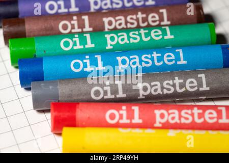 Öl-Pastell-Stifte auf einem weißen Papier Stockfoto