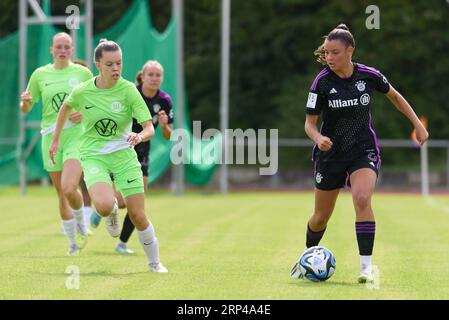 Aschheim, Deutschland. September 2023. Aschheim, 3. September 2023: Carla Schwarz (8 FC Bayern München II) während der 2. Frauenbundesliga-Spiel zwischen dem FC Bayern München II und dem VfL Wolfsburg II im Sportpark Aschheim. (Sven Beyrich/SPP) Credit: SPP Sport Press Photo. Alamy Live News Stockfoto