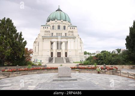 Ein fesselnder Blick von vorne auf die Kirche am Wiener Zentralfriedhof mit ihren großen architektonischen Elementen. Das komplizierte Stockfoto