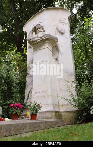 Das Grab von Johannes Brahms, eingebettet auf dem Wiener Zentralfriedhof, ist eine düstere, aber elegante Hommage an einen der großen Komponisten der romantischen peri Stockfoto