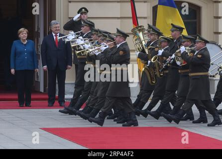 (181102) -- KIEW, 2. November 2018 -- der ukrainische Präsident Petro Poroschenko (2. L) begrüßt die deutsche Kanzlerin Angela Merkel (1. L) während einer Zeremonie in Kiew, Ukraine, am 1. November 2018. Der ukrainische Präsident Petro Poroschenko traf sich am Donnerstag mit der deutschen Kanzlerin Angela Merkel, um die Lage im Donbass im Osten der Ukraine zu erörtern, sagte der Presseservice des Präsidenten in einer Erklärung. (yk) UKRAINE-KIEW-POROSCHENKO-MERKEL-POLITICS Sergey PUBLICATIONxNOTxINxCHN Stockfoto