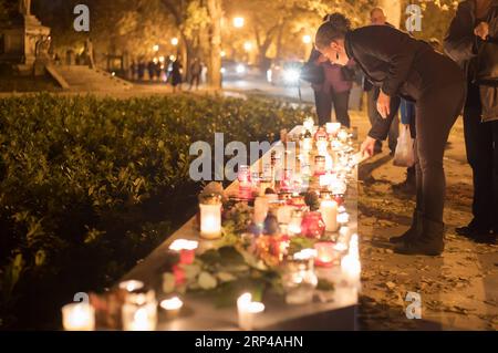 (181102) -- BUDAPEST, 2. November 2018 -- Menschen stellten Kerzen, um verlorene Verwandte und Verwandte in Budapest, Ungarn, am 1. November 2018 zu gedenken. Am Allerheiligen-Tag in Ungarn am 1. November besuchten viele Familien die Friedhöfe, um ihren toten Familienmitgliedern und Freunden Respekt zu zollen. (yk) UNGARN-BUDAPEST-ALLERHEILIGEN-TAG AttilaxVolgyi PUBLICATIONxNOTxINxCHN Stockfoto