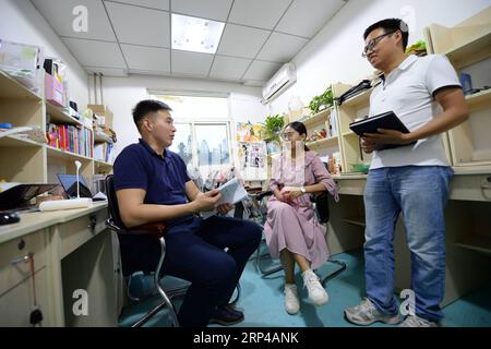 (181103) -- XI AN, 3. November 2018 -- Marat Muratkhan, ein Doktorand aus Kasachstan, spricht über Experimente mit einem anderen Doktoranden Wang Tao und einem Postgraduierten Chen Yingying an der Northwest Agriculture and Forestry University in Yangling, Provinz Shaanxi im Nordwesten Chinas, 5. September 2018. ) (Ry) Xinhua-Schlagzeilen: Saatgut der Zusammenarbeit im Rahmen der Initiative „Gürtel und Straße“ LixYibo PUBLICATIONxNOTxINxCHN Stockfoto