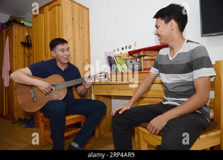 (181103) -- XI AN, 3. November 2018 -- Kasachstans Studenten Marat Muratchhan (L) und Abdessan Rauan spielen Gitarre im Schlafsaal der Northwest Agriculture and Forestry University in Yangling, Provinz Shaanxi im Nordwesten Chinas, 5. September 2018. ) (Ry) Xinhua-Schlagzeilen: Saatgut der Zusammenarbeit im Rahmen der Initiative „Gürtel und Straße“ LixYibo PUBLICATIONxNOTxINxCHN Stockfoto