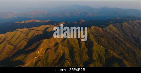 (181103) -- RONGSHUI, 3. Nov. 2018 -- Luftaufnahme vom 2. Nov. 2018 zeigt die Landschaft der Motianling-Wiesen während des Sonnenuntergangs im Yaogao Village im Rongshui Miao Autonomous County, südchinesische autonome Region Guangxi Zhuang. ) (Sxk) CHINA-GUANGXI-RONGSHUI-MEADOWS-SCENERY (CN) ZhouxHua PUBLICATIONxNOTxINxCHN Stockfoto